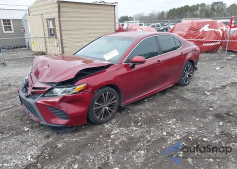 2018 Toyota Camry L/Le/Xle/Se/Xse z USA, uszkodzony, nr VIN 4T1B11HK0JU666847